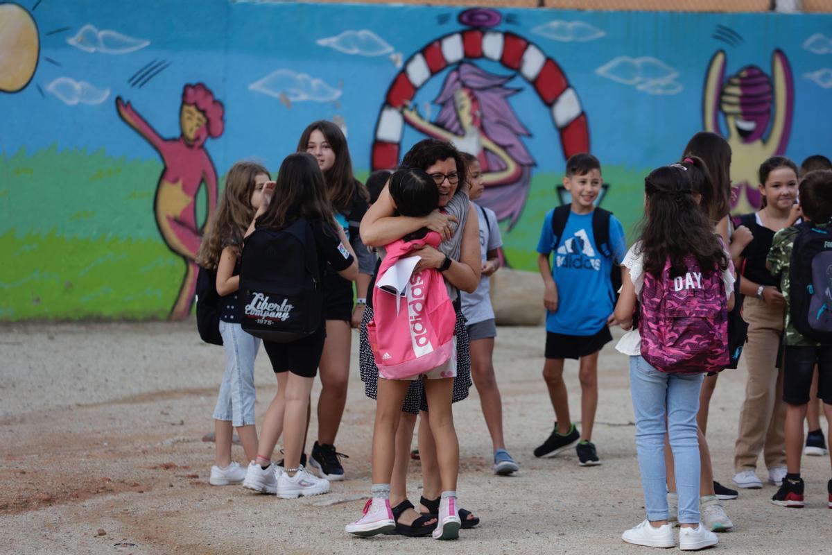Los alumnos vuelven a las aulas en el colegio Josep Carner de Badalona