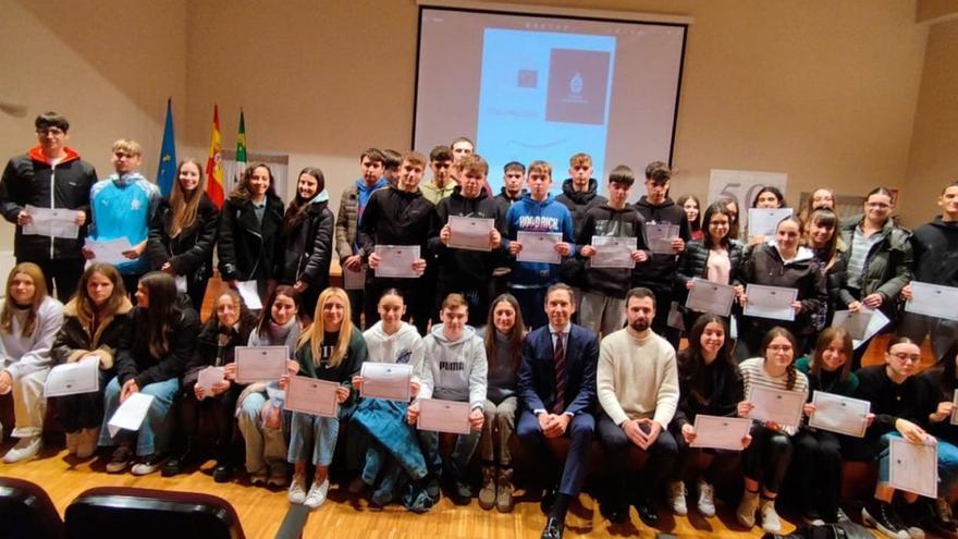 Los alumnos muestran sus diplomas, con Rubén Vigil (de traje azul) y Andrés García, en el centro. | D. O.