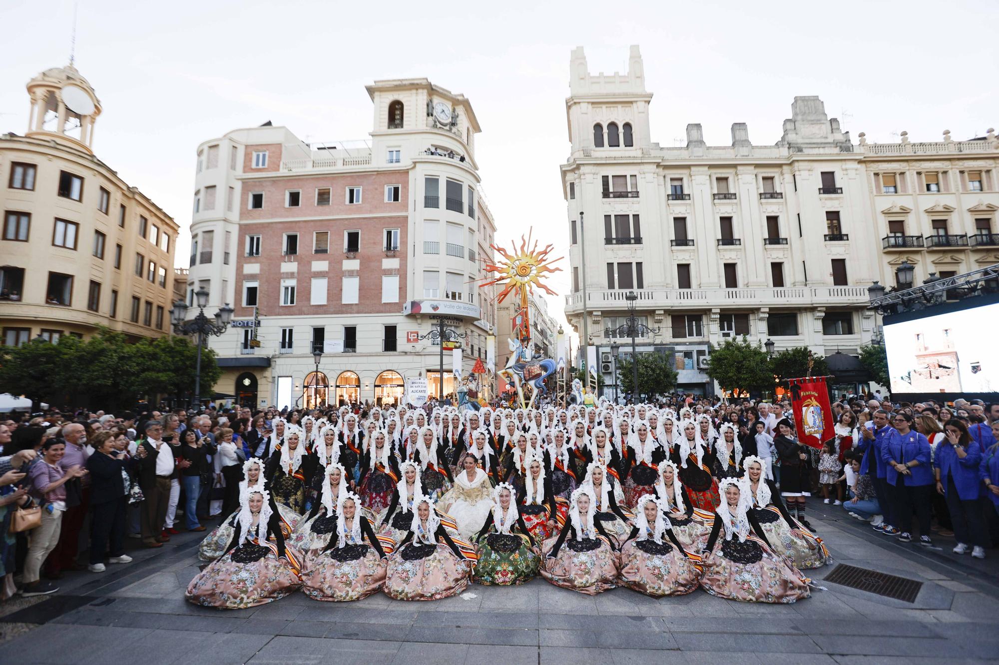 Pasacalles de las bellezas  y cremà Hogueras de Sant Joan en Córdoba