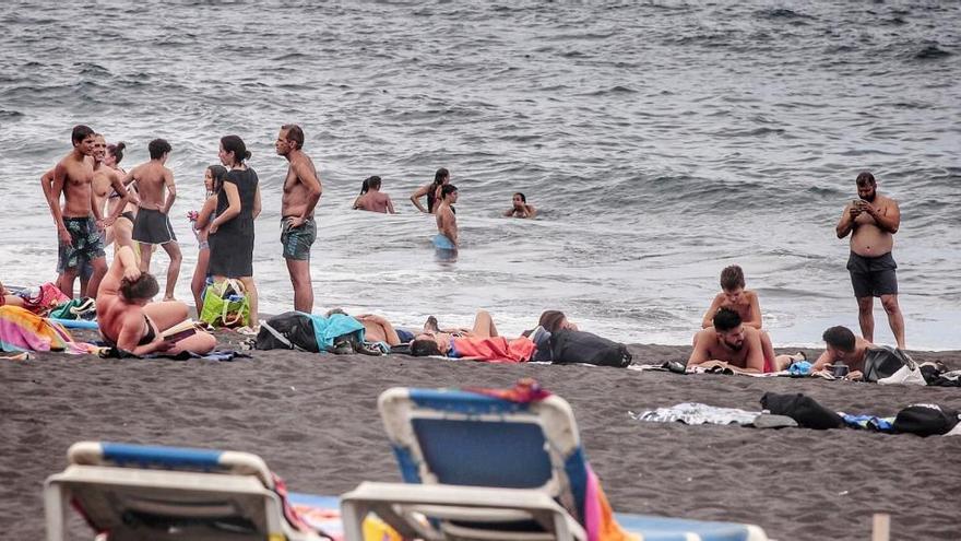 Bañistas en Playa Jardín.