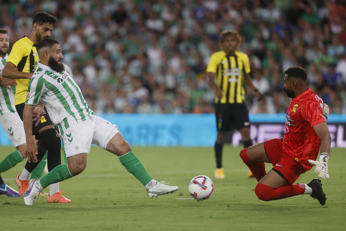 Nabil Fekir, del Real Betis, y Almahasnah del Al-Ittihad Club, durante el partido amistoso disputado este sábado en el estadio Benito Villamarín de Sevilla.