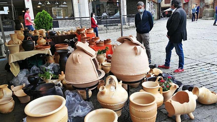 Uno de los cuatro puestos de cerámica y alfarería de la feria. | M. F.