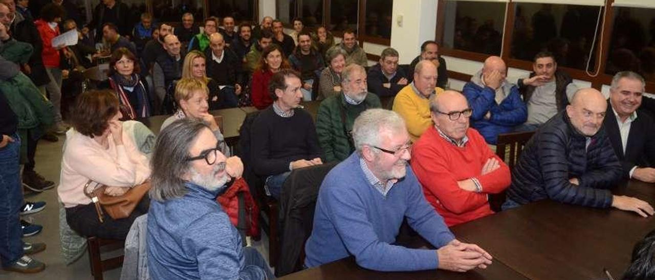 Socios del campo de golf que asistieron a la reunión del lunes por la noche en Meis. // Noé Parga