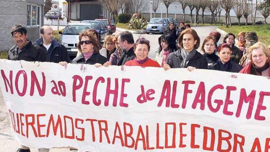 Trabajadoras de la planta de Alfageme en O Grove, durante una de sus movilizaciones, frente a la fábrica.  // Muñiz