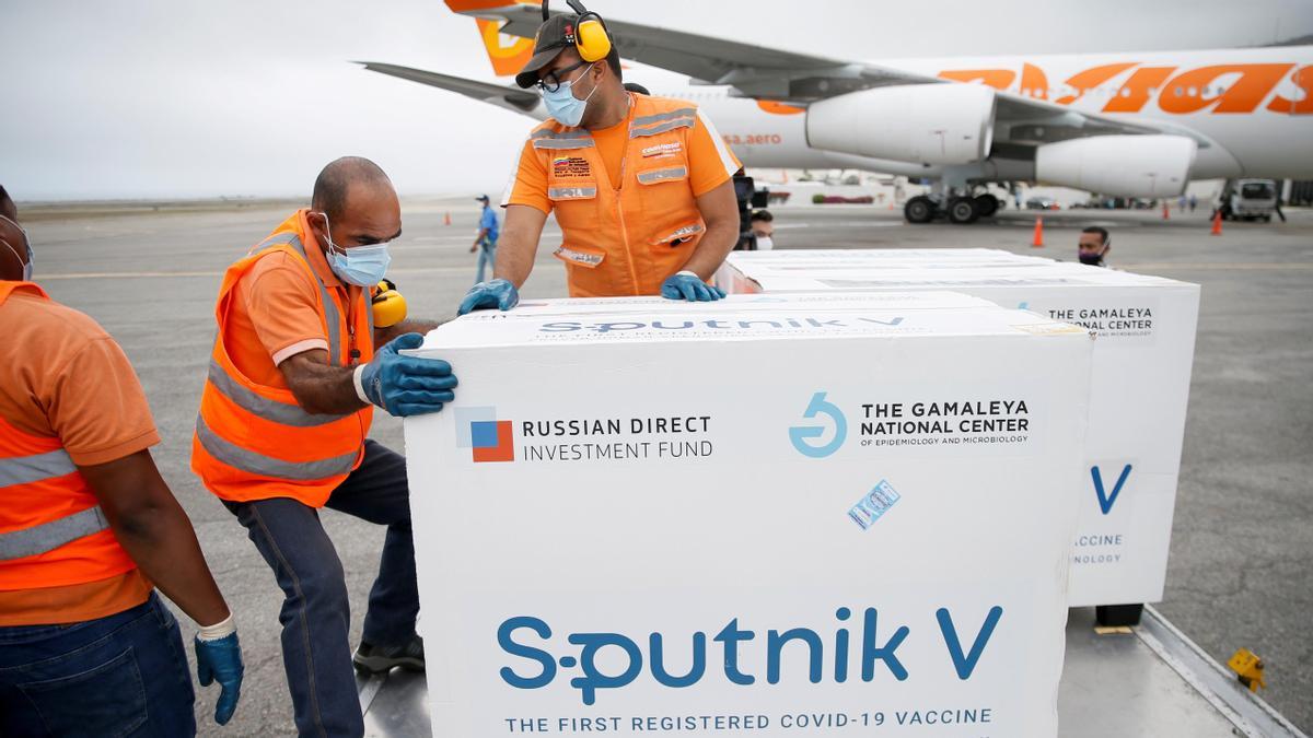 Operarios trasladan un cargamento de la vacuna Sputnik V.
