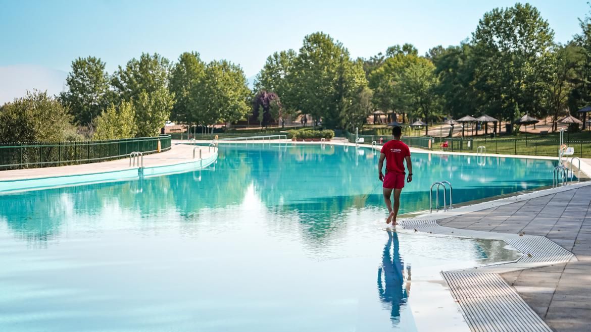 La piscina más grande de España está escondida en un rincón de la sierra de Madrid
