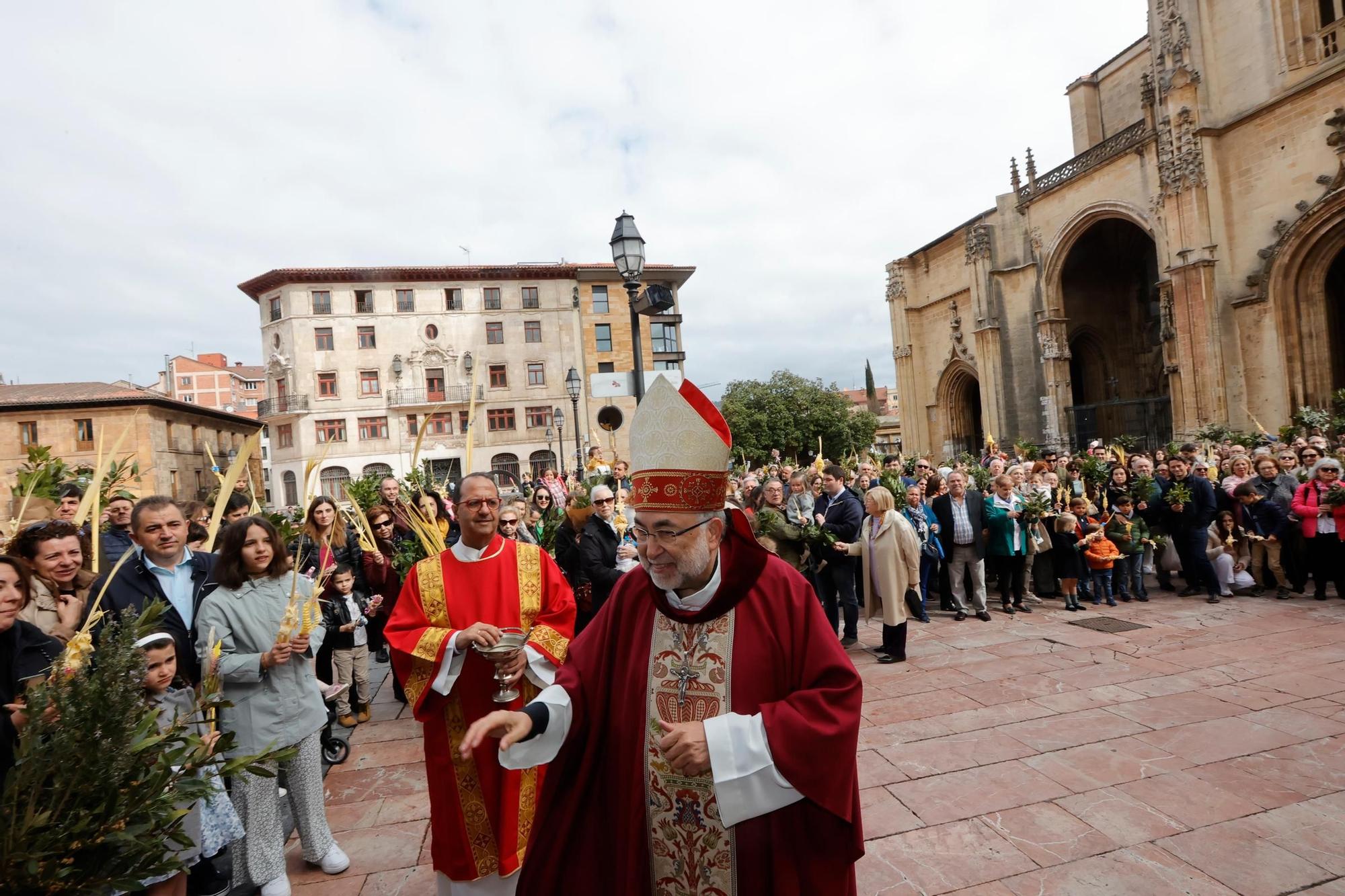 Procesión y bendición de las palmas en la Catedral.
