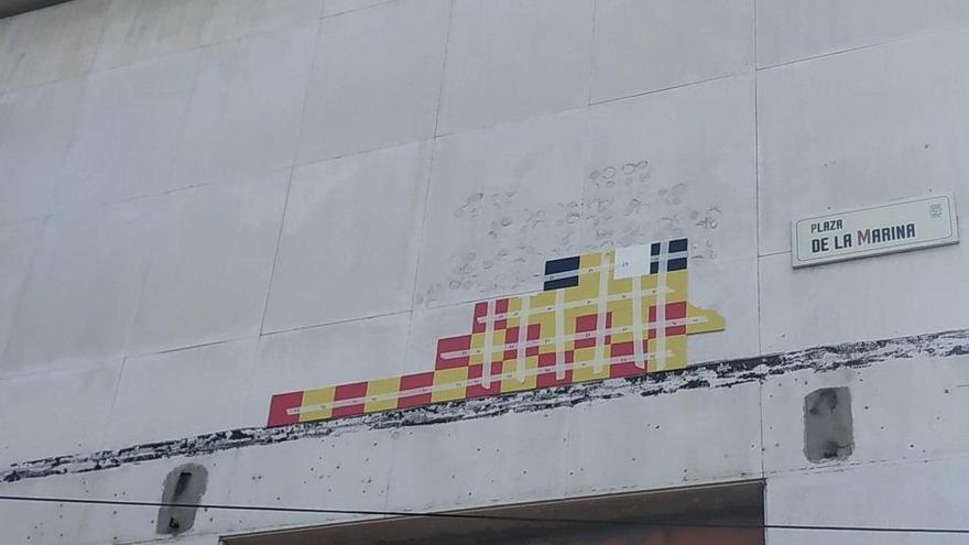 Retiran el mosaico Invader del edificio de La Equitativa.
