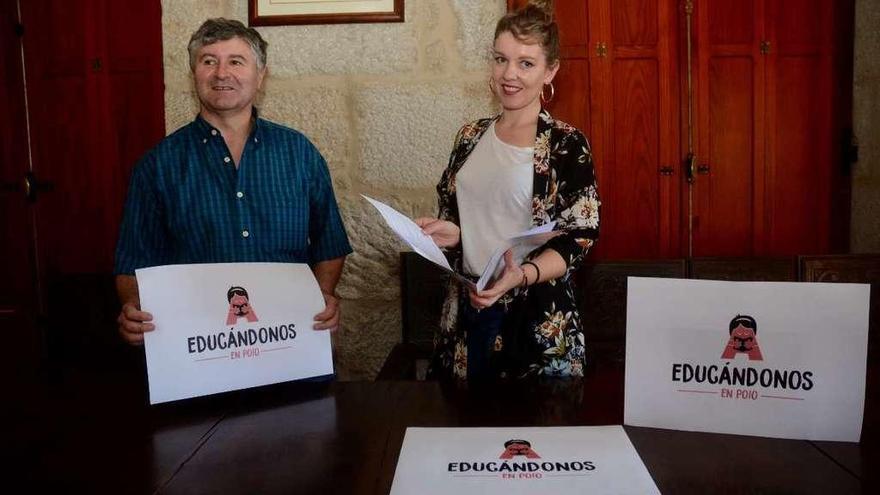 Los concejales Xulio Barreiro y Marga Caldas presentaron ayer la nueva iniciativa. // Rafa Vázquez