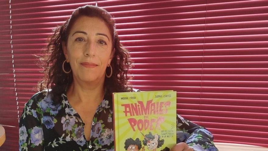 La autora María Frisa con su libro 'Animales de poder: un deseo de cumpleaños a lo bestia'.