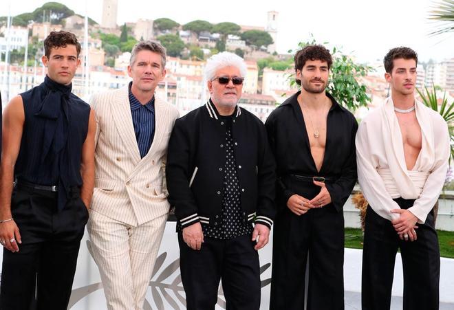 Manu Ríos y Pedro Almodóvar en el Festival de Cannes