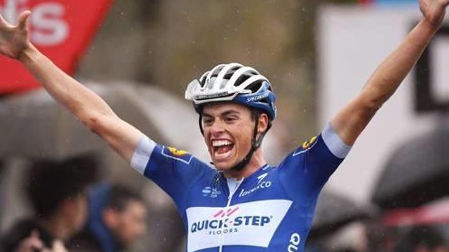 El ciclista mallorquín Enric Mas entra ganador ayer en la meta de La Gallina (Andorra).