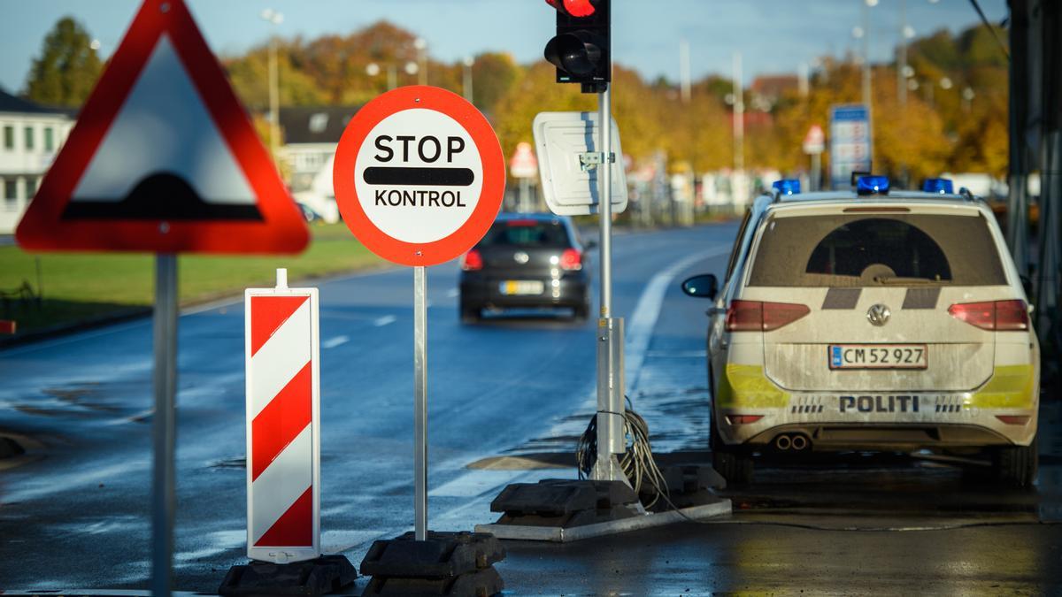 La Policía de Dinamarca cerca de la frontera con Alemania.