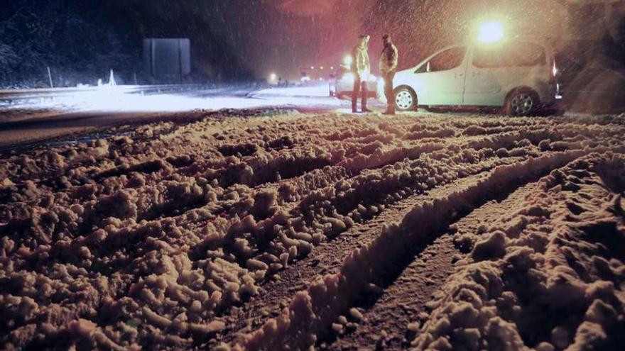 La A-52 cortada el domingo de madrugada por problemas con la nieve.