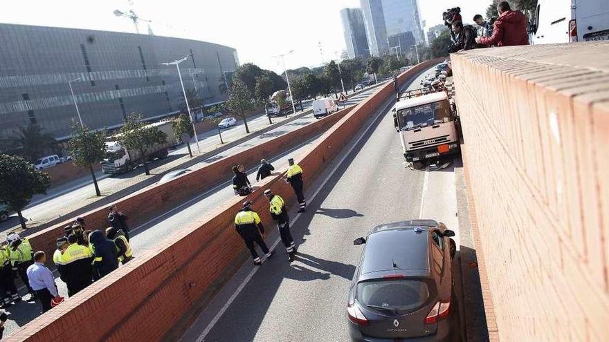 El camión, a la derecha, rodeado de agentes.