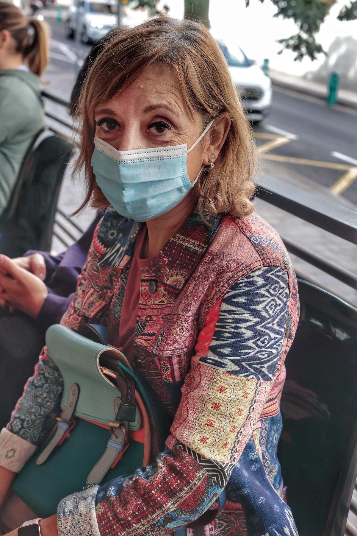 Primer día de mascarilla obligatoria en centro de salud