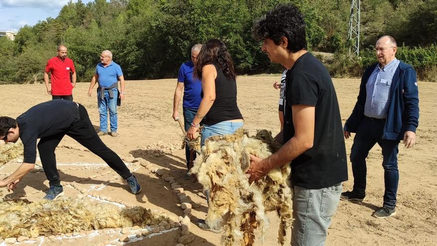 Veïns participant en l'elaboració del mandala