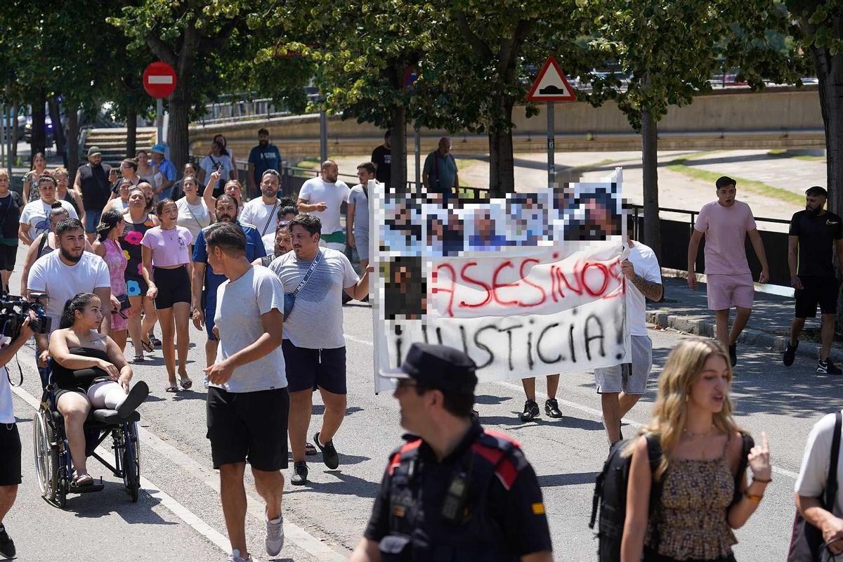 Les imatges de la protesta dels familiars i veïns de les víctimes del crim de la Font de la Pólvora