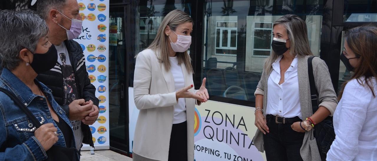 La edil Lidia López con comerciantes de la calle Quintana, hoy