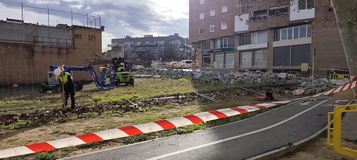 Enderroquen el mur de formigó de l'antiga presó de Figueres.
