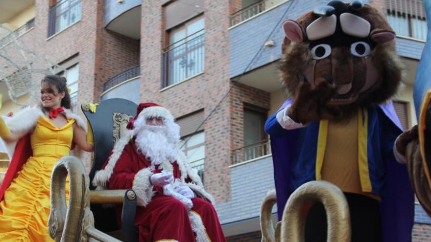 Papá Noel recorre las calles de Puerto Lumbreras en compañía de los personajes de La Bella y la Bestia.