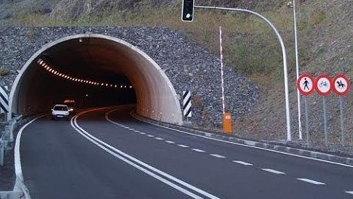 Los agentes vigilan a los conductores en los túneles