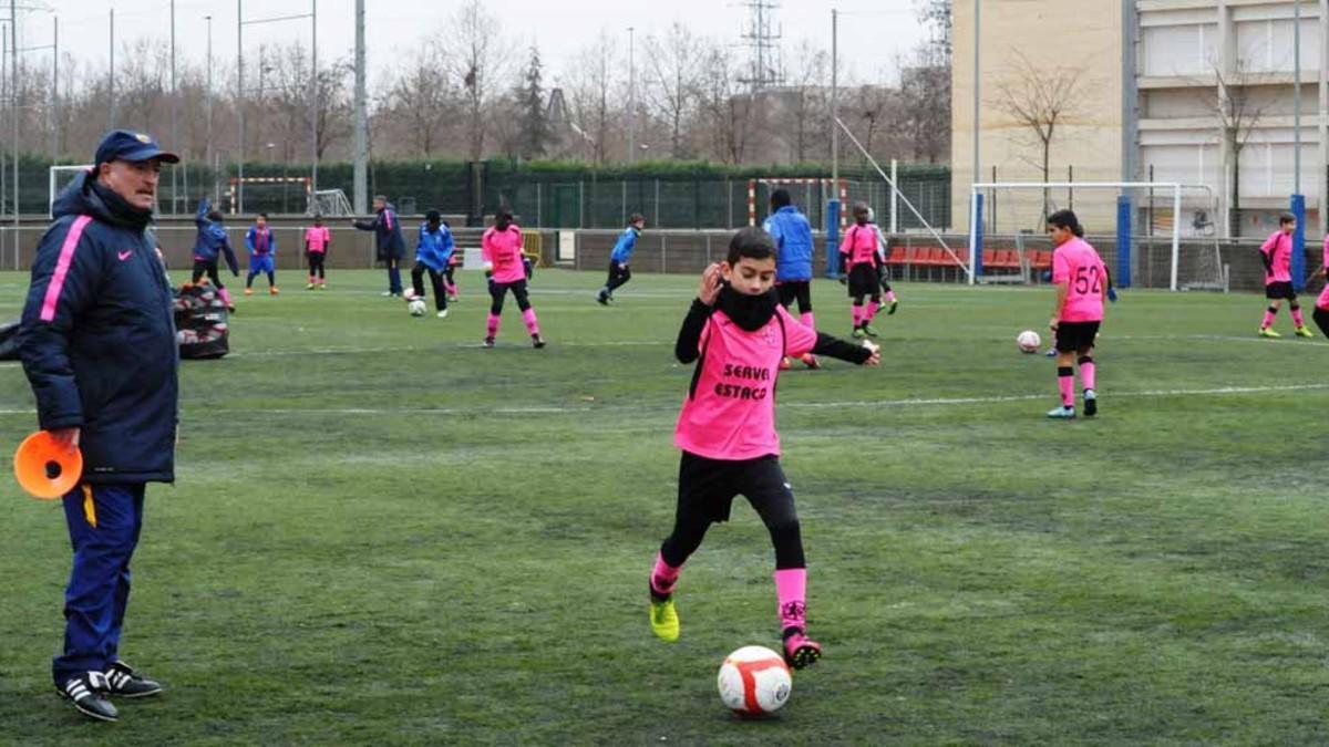 Uno de los ejercicios que practicaron los niños sobre el césped del CF Santa Eugènia de Girona