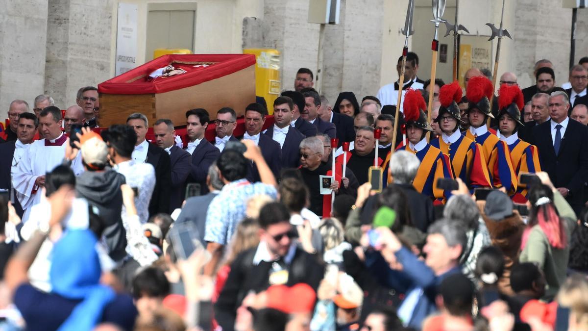 Traslado del féretro del Papa Francisco este miércoles 23 de abril