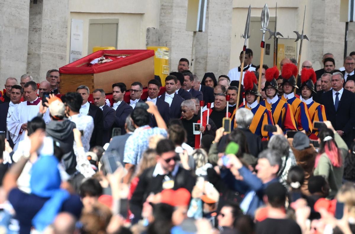 El trasllat del fèretre del papa Francesc a la basílica de Sant Pere, en imatges