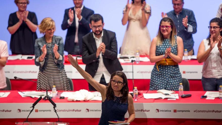 Oltra saluda, durante un Congreso de Iniciativa del Poble Valencià.