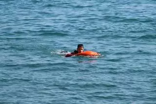 El salvavidas teledirigido de los Bomberos de Barcelona ya ha rescatado a ocho personas