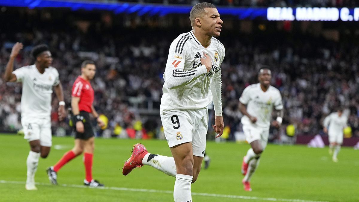 Kylian Mbappé celebra el primer gol durante el partido de la jornada 27 de LaLiga EA Sports entre el Real Madrid y el Rayo Vallecano