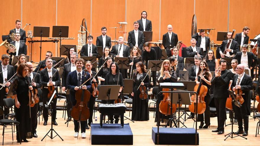 En primer término, el chelista Christian-Pierre La Marca, con la orquesta Oviedo Filarmonía y el director López Reynoso (a la derecha), tras la interpretación del concierto de  Elgar, anoche, en el auditorio Príncipe Felipe de Oviedo. | O. F.