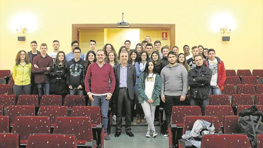 Alumnos de IES Juan de Aréjula piden políticas de igualdad al Ayuntamiento