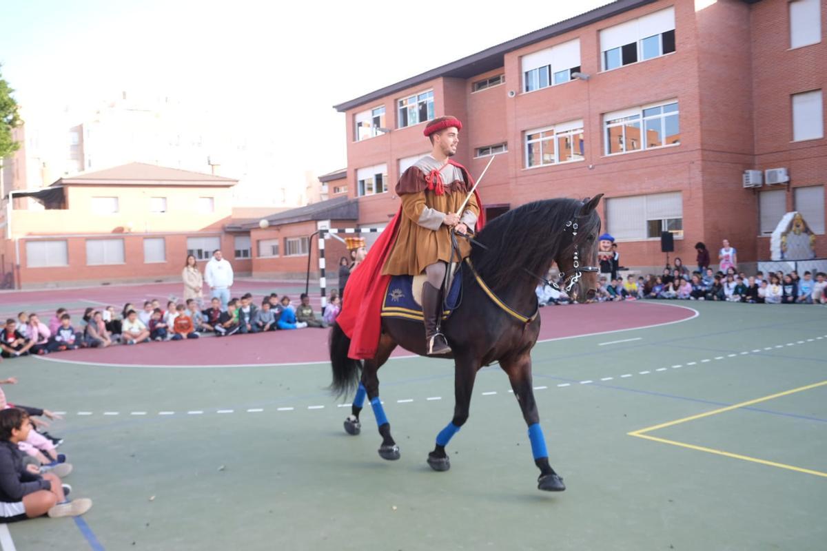 Francesc Cantó comienza su calendario de visitas a los centros escolares y de mayores de Elche que se prolongará todo noviembre