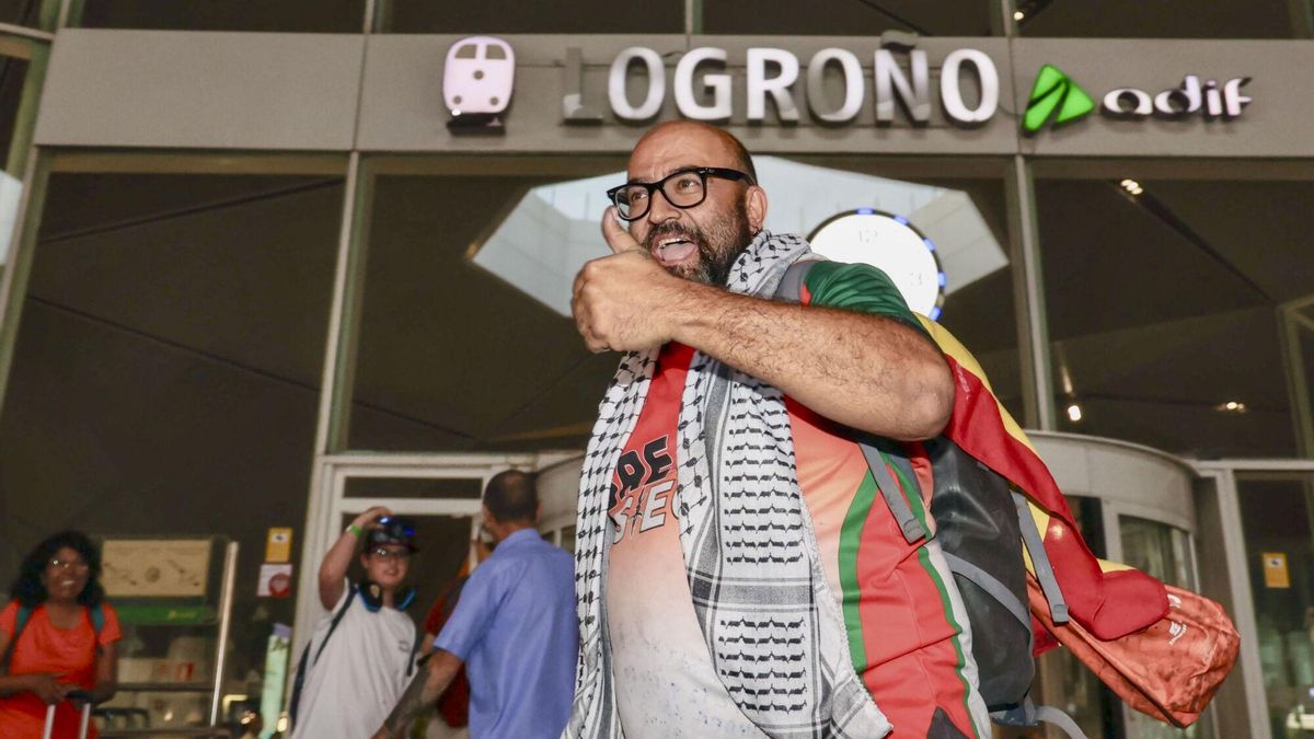 El español Sergio Toribio, que viajaba en la Flotilla de la Libertad interceptada por Israel y en la que también había otros activistas que querían denunciar el bloqueo de la ayuda humanitaria a Gaza, a su llegada este martes a la estación de tren de Logroño tras ser deportado voluntariamente.