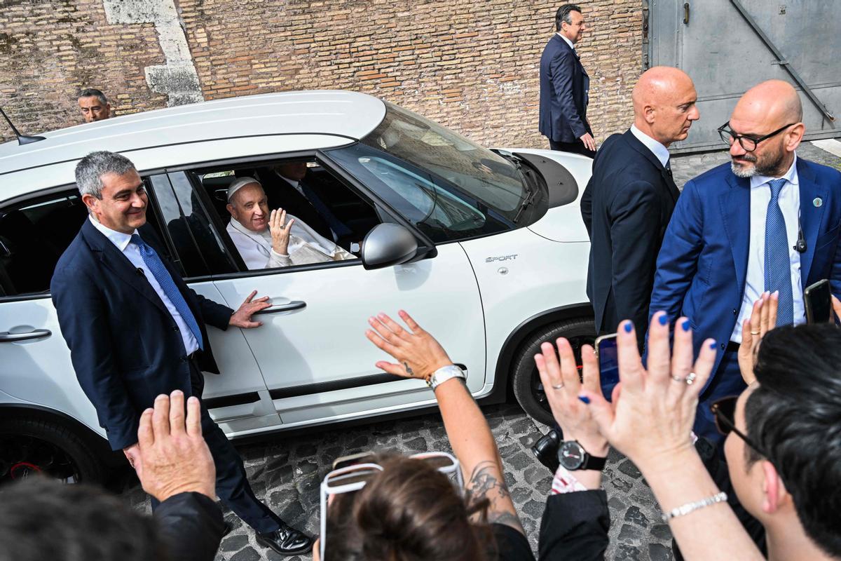 El Papa a su salida del hospital: Todavía estoy vivo. No tuve miedo
