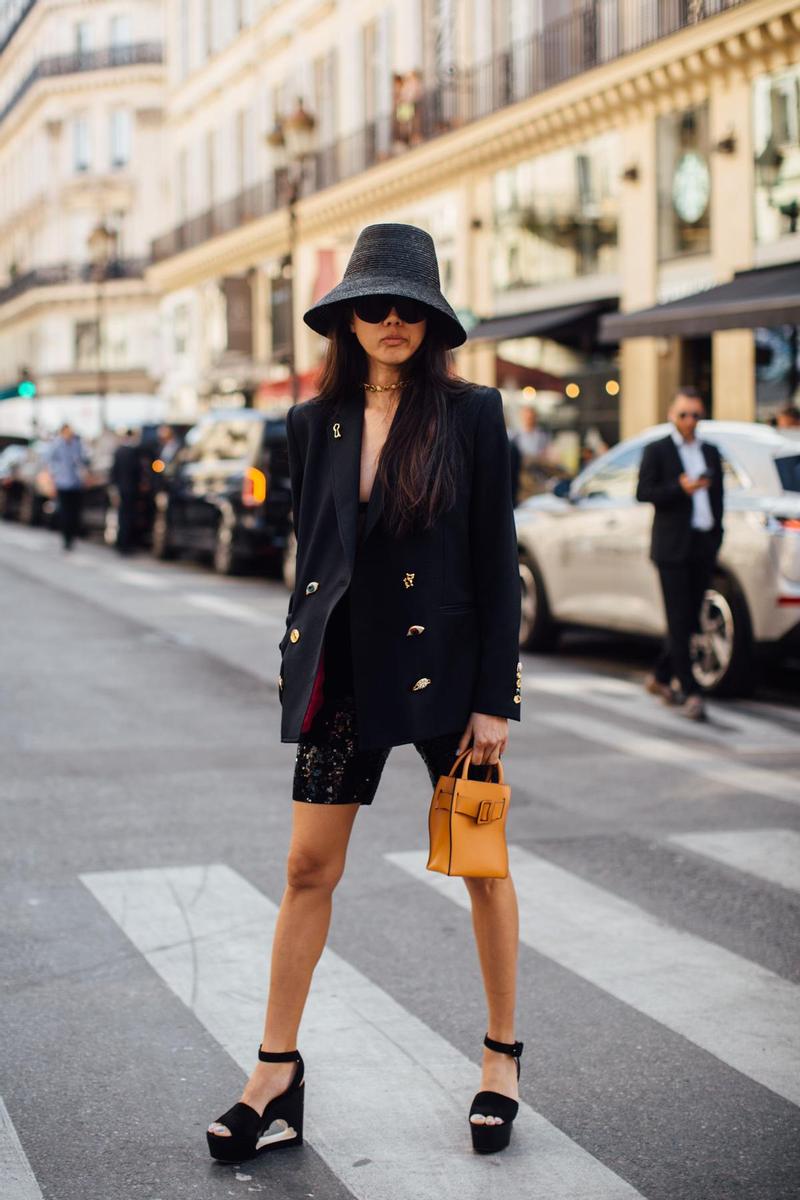 Sandalias negras en el Street style de París