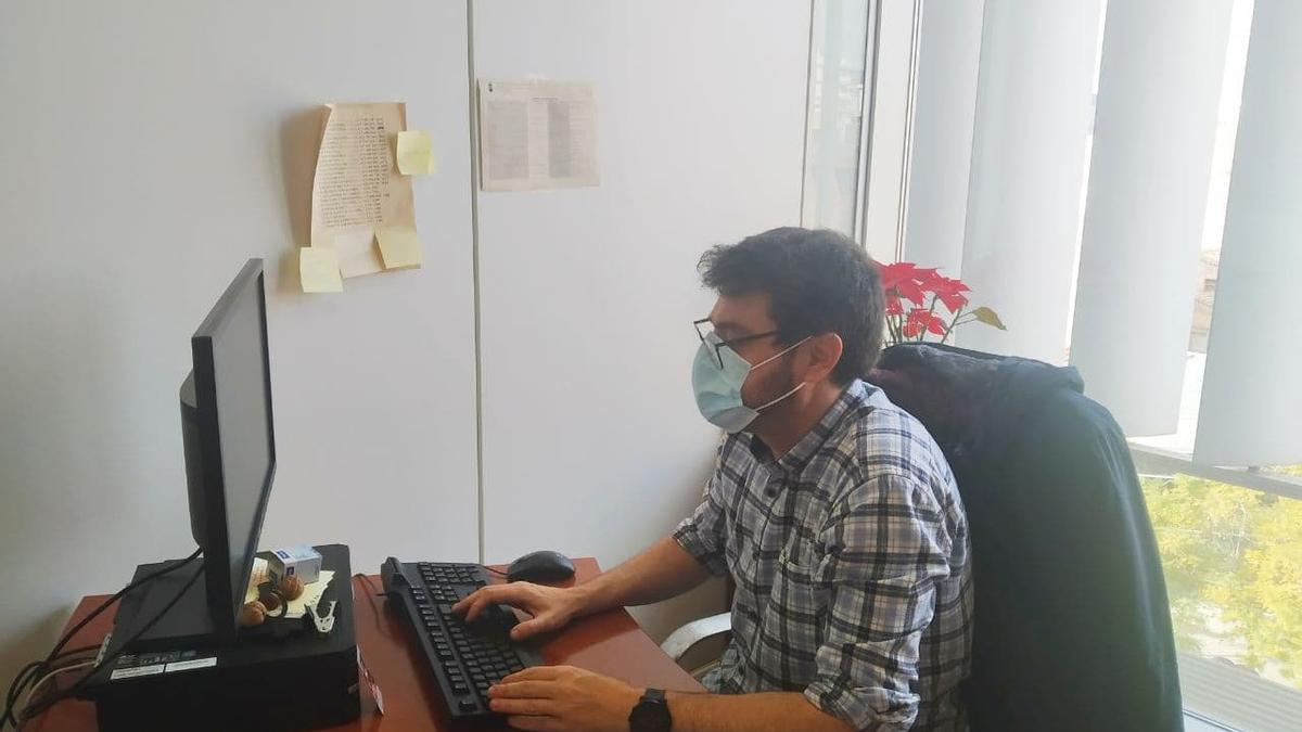 El portavoz de Podemos, el concejal David Navarro, en el despacho municipal.