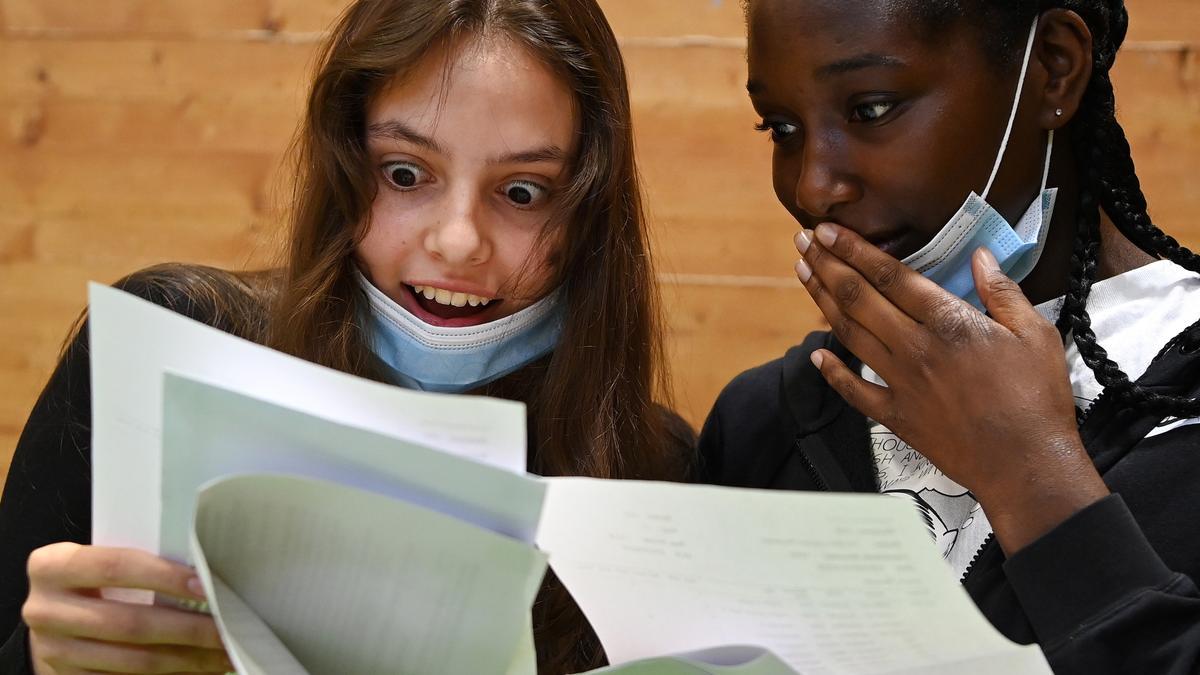 Dos chicas recogen su certificado de enseñanza secundaria en Londres.