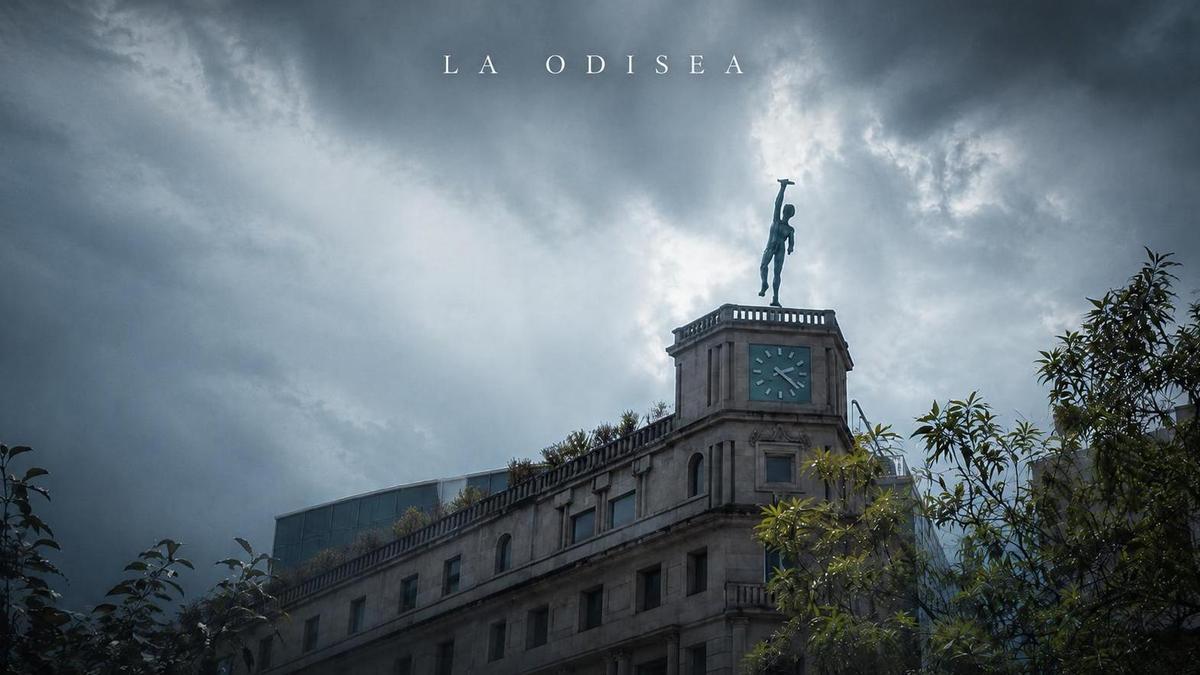 La estatua de Teucro sobre el edificio de Afundación, en la plaza de San José de Pontevedra. El arquero perdió su arma en 2019.