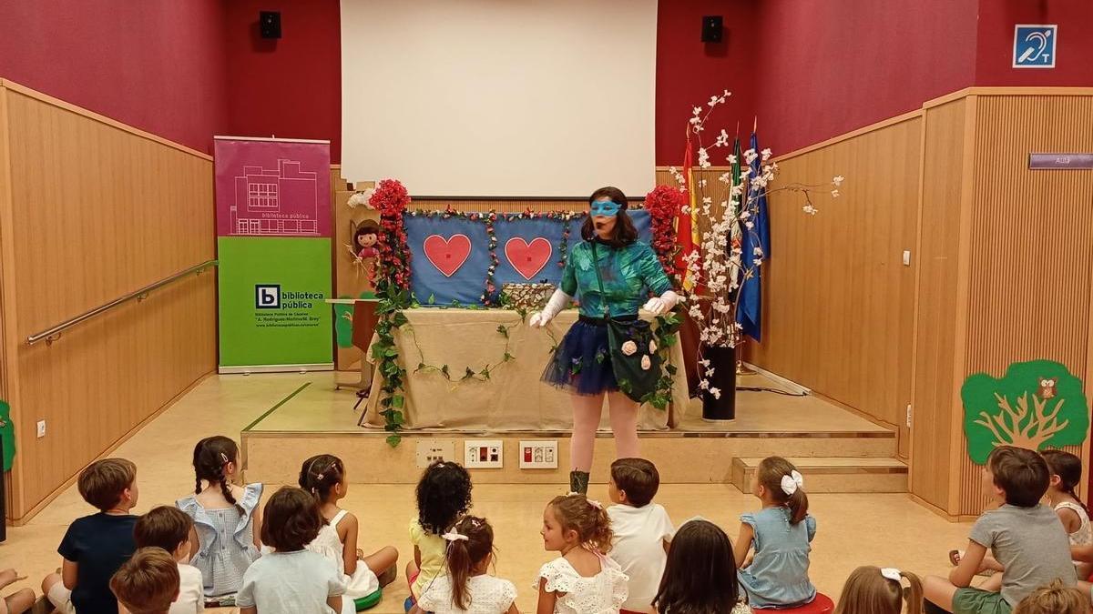 Cuentacuentos de verano en la Biblioteca Pública de Cáceres durante la edición de 2025.