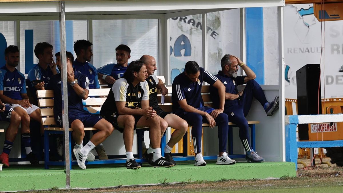 El banquillo del Real Oviedo durante el amistoso ante la Ponferradina