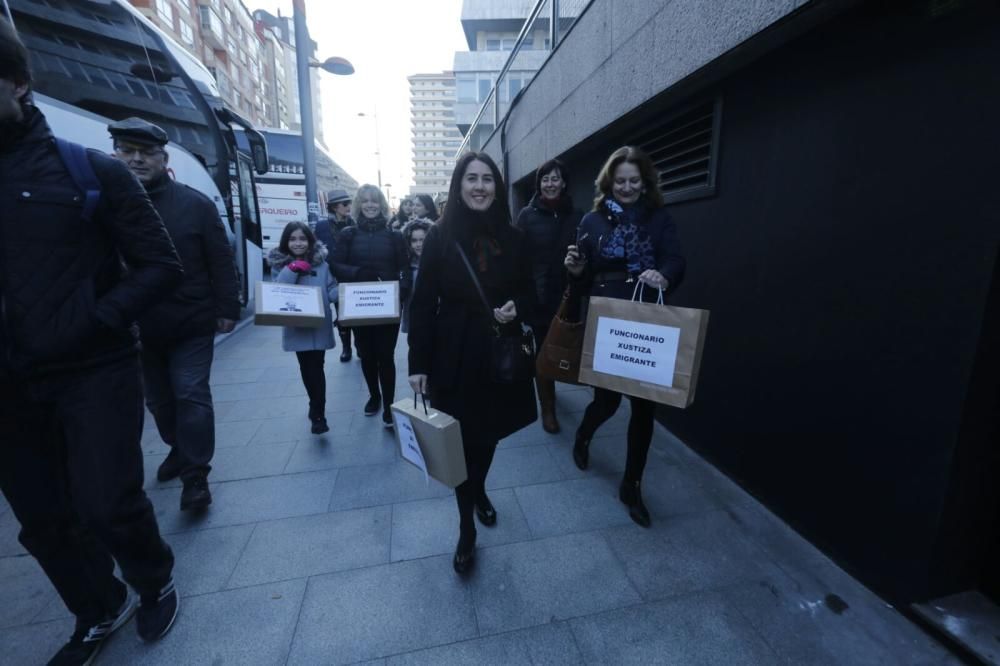 Funcionarios de Vigo parten hacia Santiago // Cristina Graña