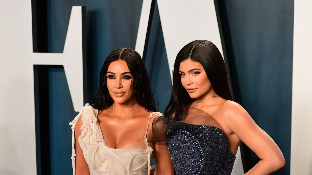 Kim Kardashian y Kylie Jenner en la fiesta post Oscar