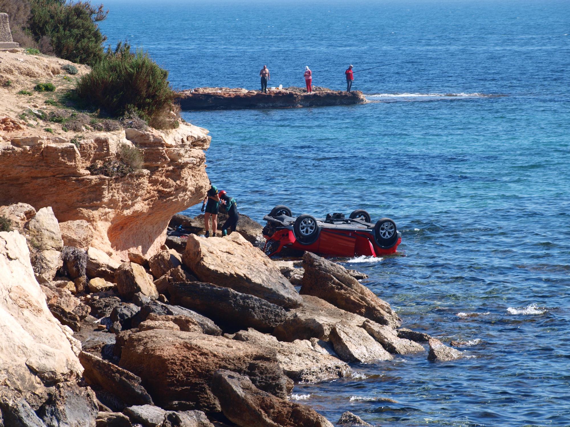 La Guardia Civil busca al conductor de un vehículo hallado en un acantilado de Punta Prima