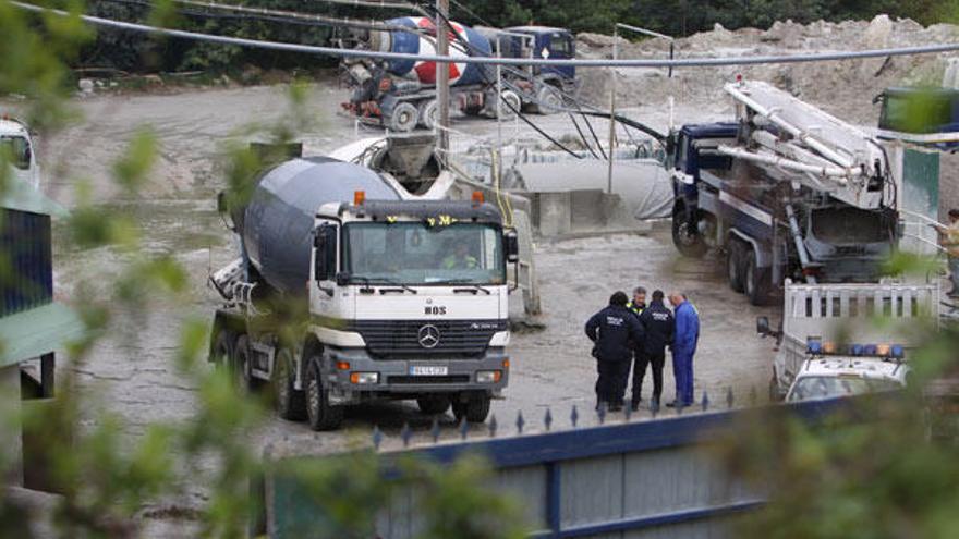 La Policía Local, durante un precinto realizado en la cementera de Vilar el pasado mes.  // Carmen Giménez