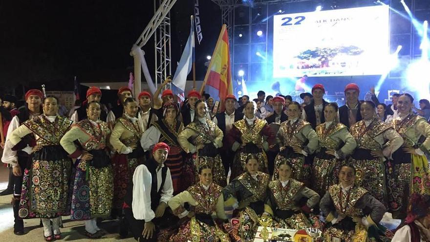 El grupo de coros y danzas Doña Urraca triunfa en Chipre