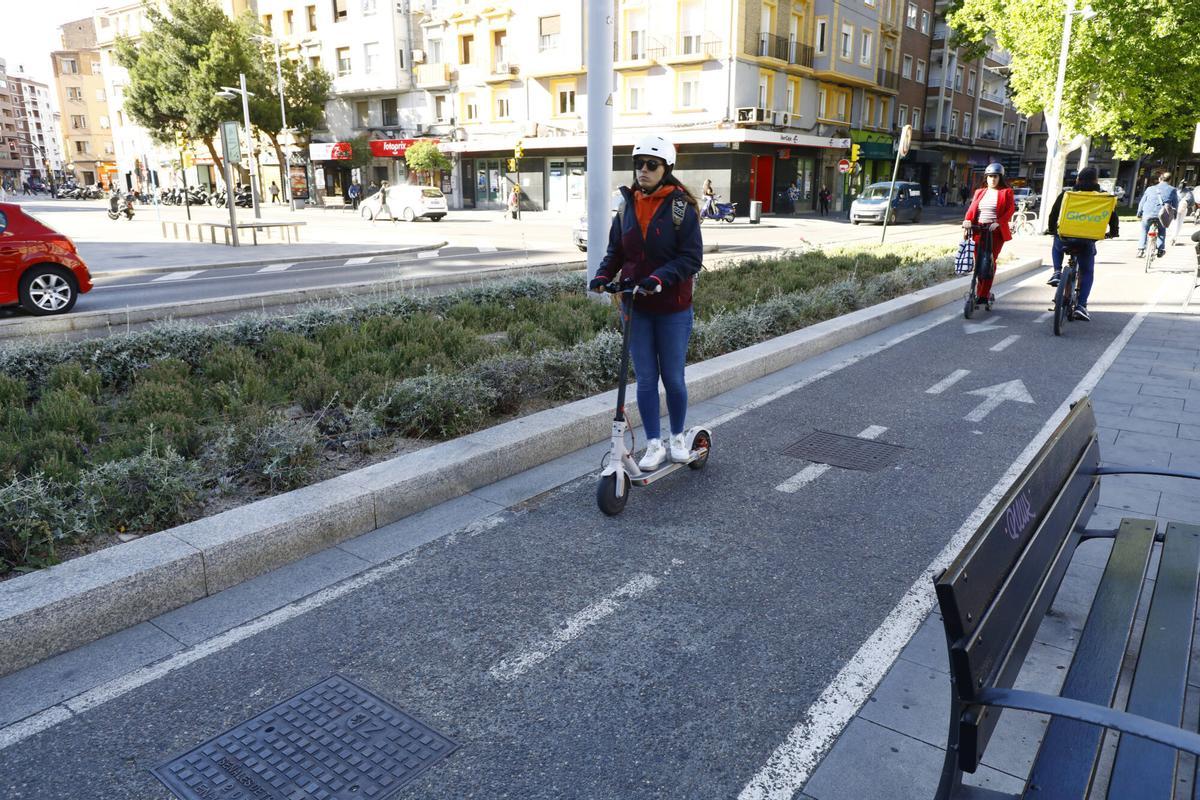 TRAMO DE CARRIL BICI QUE UNA GRAN VIA CON FERNANDO EL CATOLICO SOBRE LA AVENIDA DE GOYA, BICICLETAS, PATINETES, VMP, GLOVO, PATINES, BICIS, MOVILIDAD URBANA