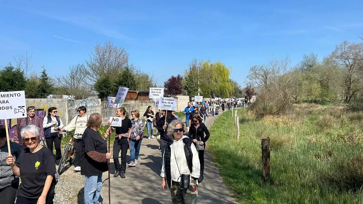 Clamor entre los vecinos de Fonciello y Silvota (Llanera) por el cierre del Camino Real que les comunica con Lugones: “Es un atropello”
